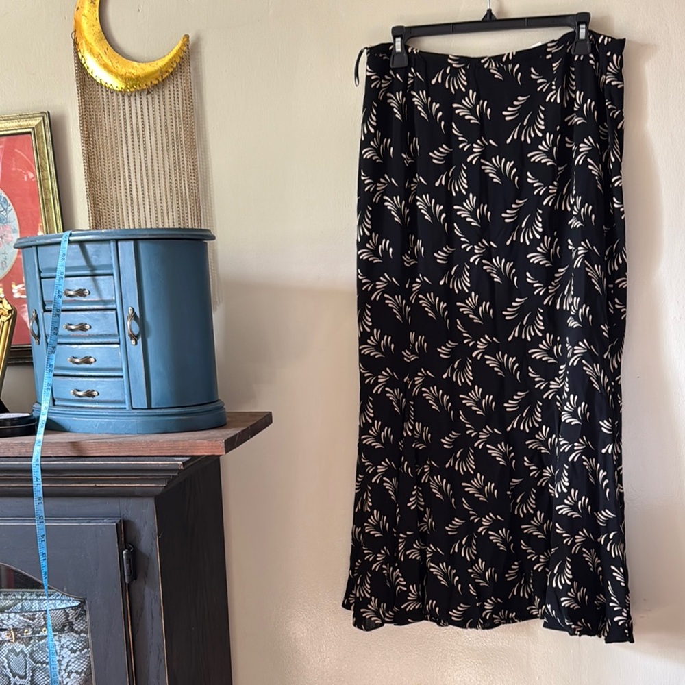 🖤🍦🍃Elegant Black and Cream Skirt